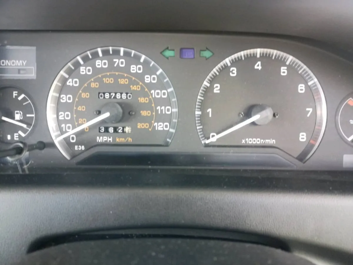 Toyota Corolla sprinter gl + executive model - Image 4