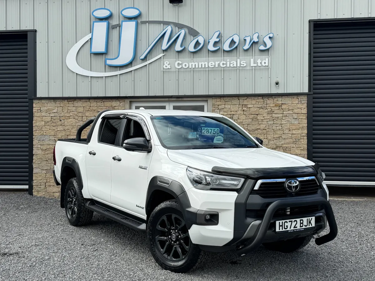 23 TOYOTA HILUX 2.8 INVINCIBLE X CREWCAB - Image 1
