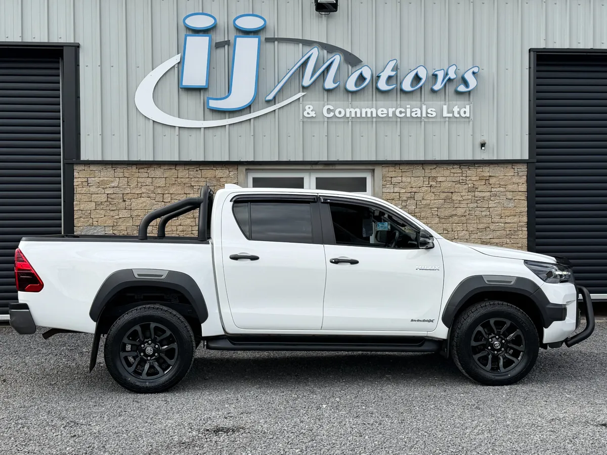 23 TOYOTA HILUX 2.8 INVINCIBLE X CREWCAB - Image 4