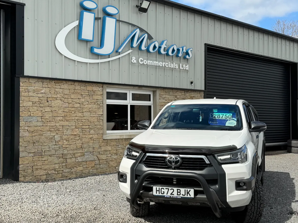 23 TOYOTA HILUX 2.8 INVINCIBLE X CREWCAB - Image 3