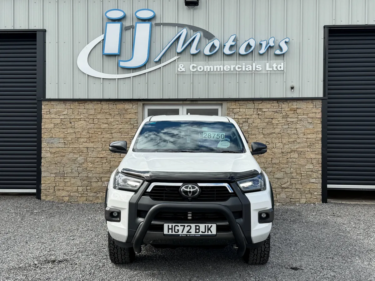 23 TOYOTA HILUX 2.8 INVINCIBLE X CREWCAB - Image 2