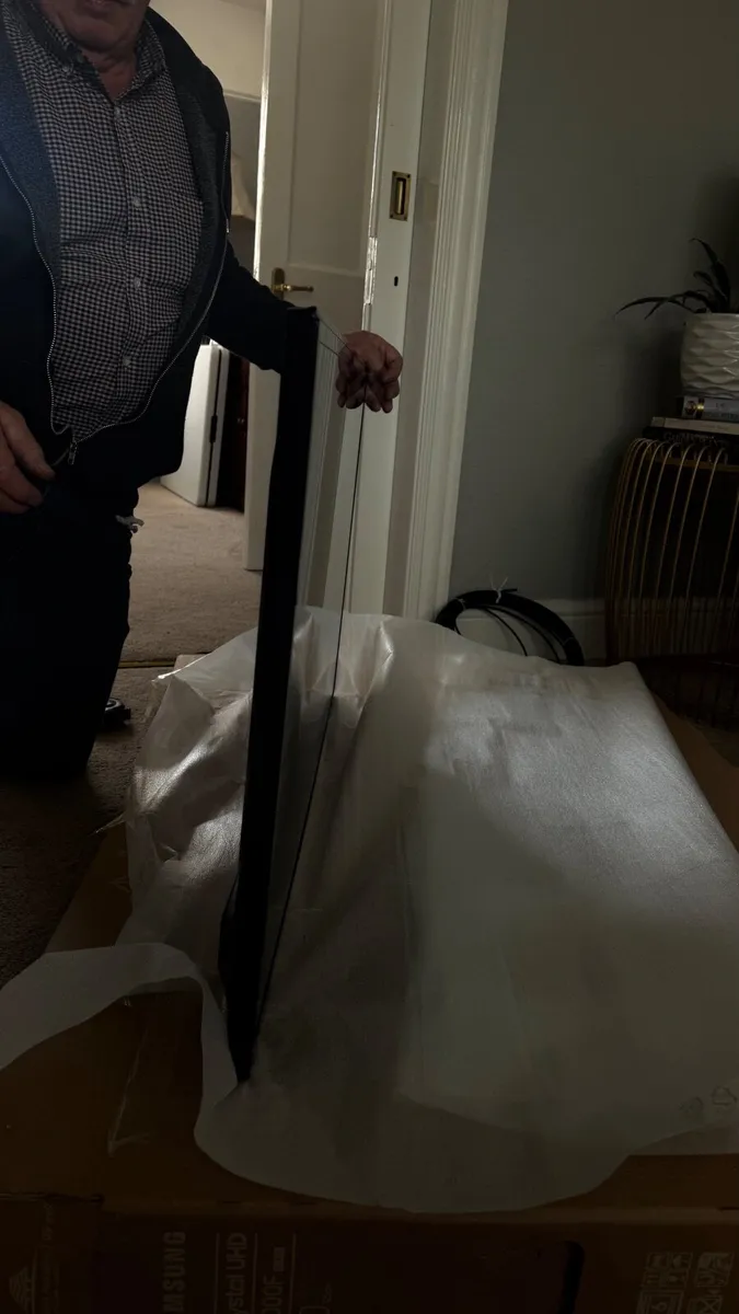 40” Samsung Smart tv - Image 2