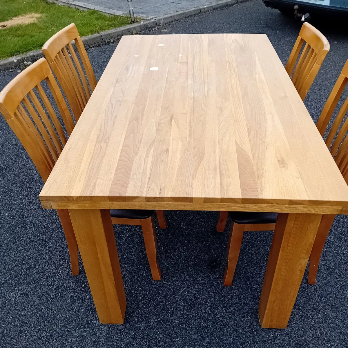 Table chairs. - Image 1