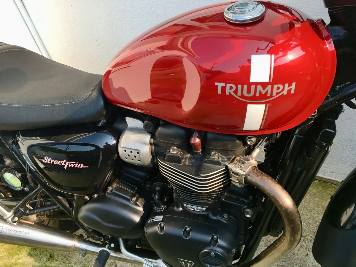 Triumph Bonneville Street Twin 2016 - Image 1
