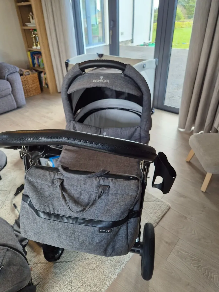 Venicci pram travel system - Image 2