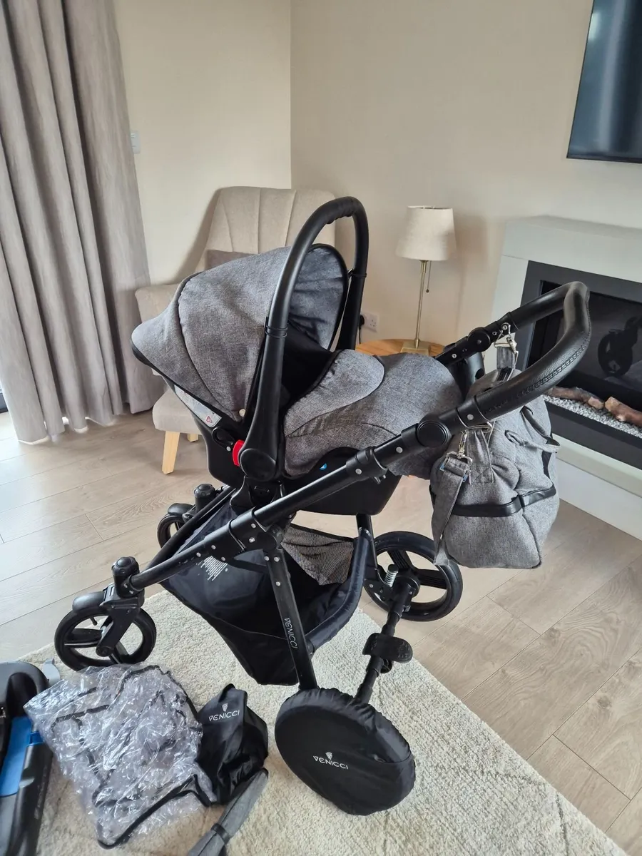 Venicci pram travel system - Image 3
