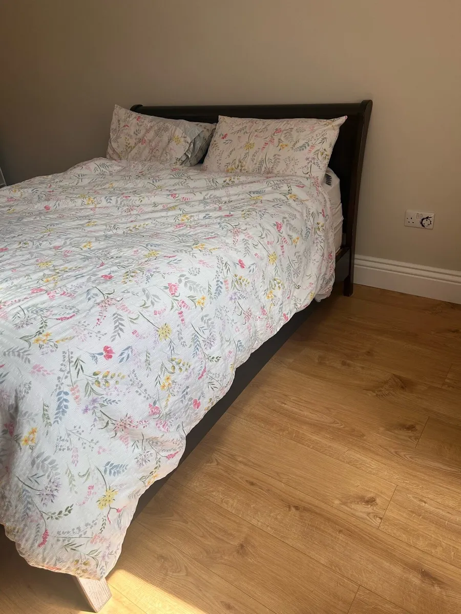 Bedroom set for 5 foot bed - Image 1