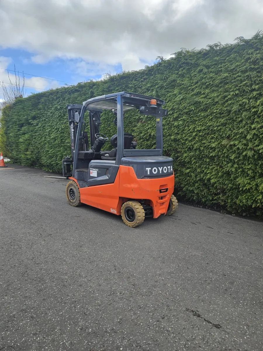 Electric Toyota 2.5 ton forklift - Image 4