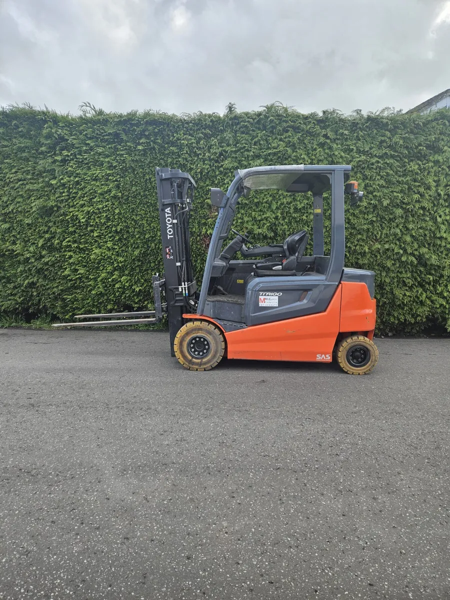 Electric Toyota 2.5 ton forklift - Image 1