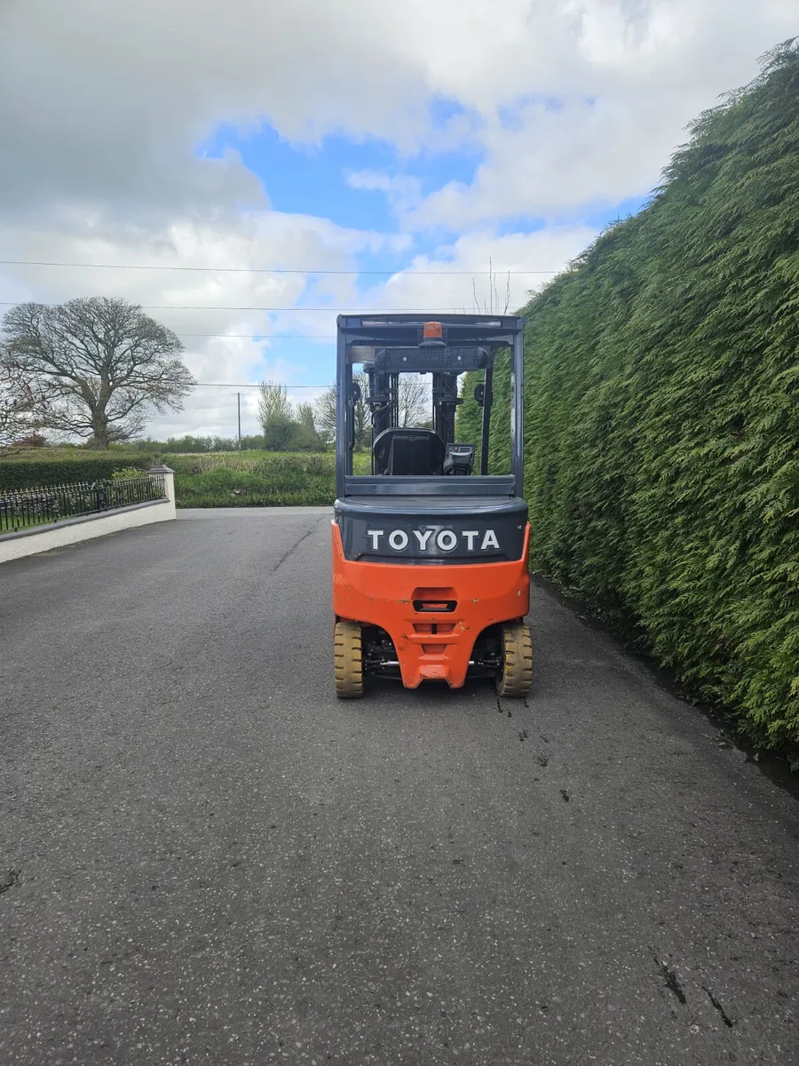 Electric Toyota 2.5 ton forklift - Image 3