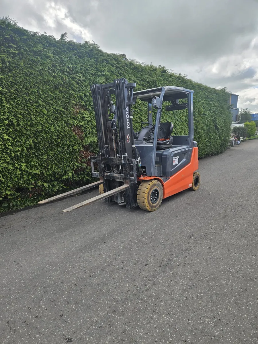 Electric Toyota 2.5 ton forklift - Image 2