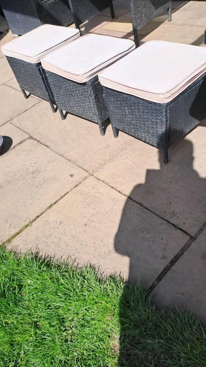 3 small ratten garden stools - Image 2