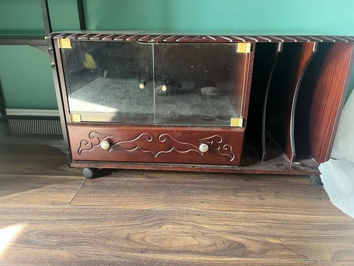 TV unit on wheels - Image 1