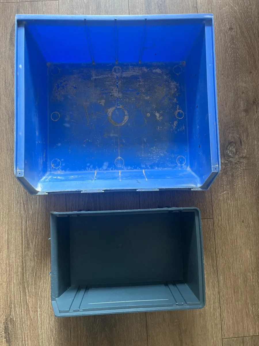 Two hard plastic boxes - Image 3