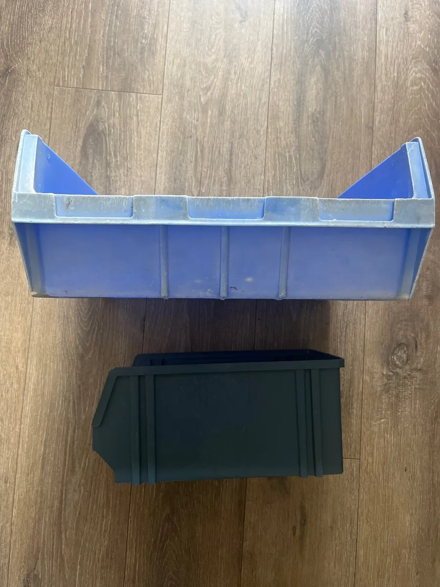 Two hard plastic boxes - Image 4