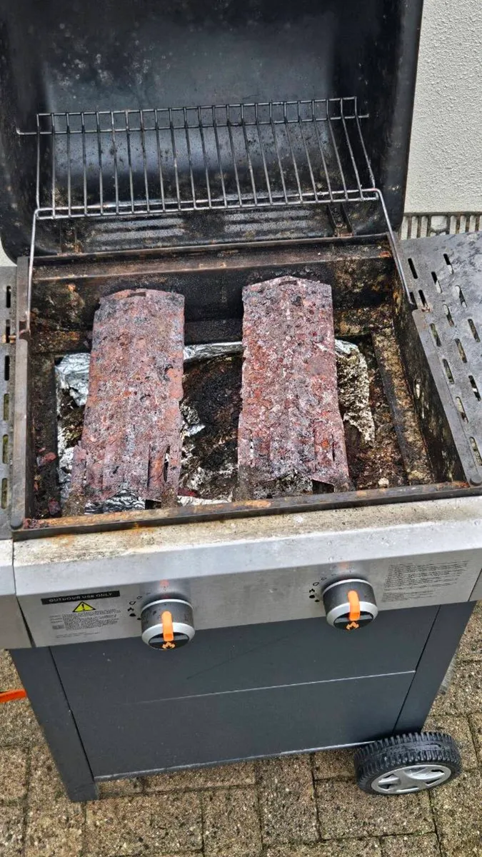 Gas Barbecue with cover - Image 4