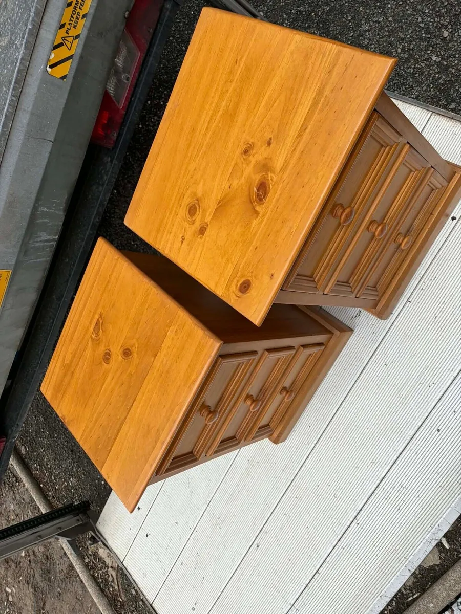 2 matching bedside lockers ez living - Image 4