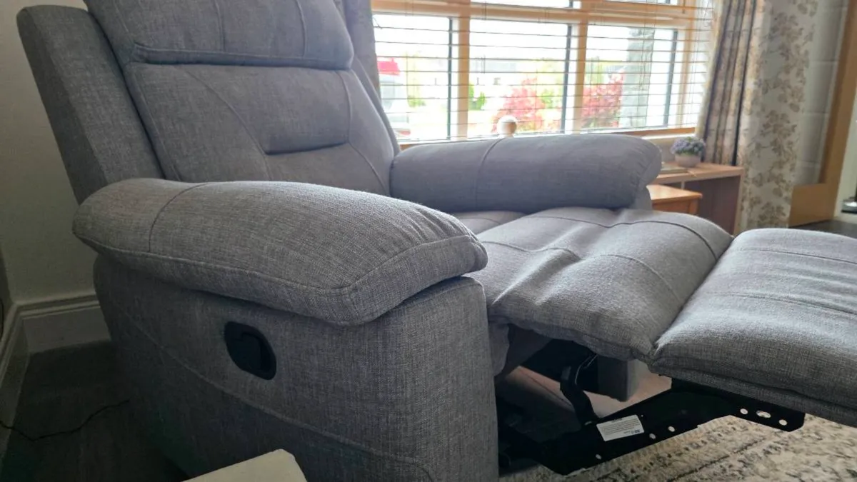 Recliner Chair perfect condition like new - Image 3