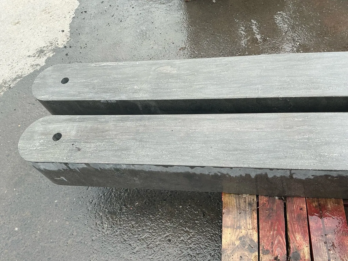 Pair of polished limestone gate posts - Image 1