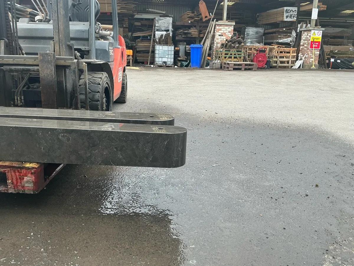 Pair of polished limestone gate posts - Image 4