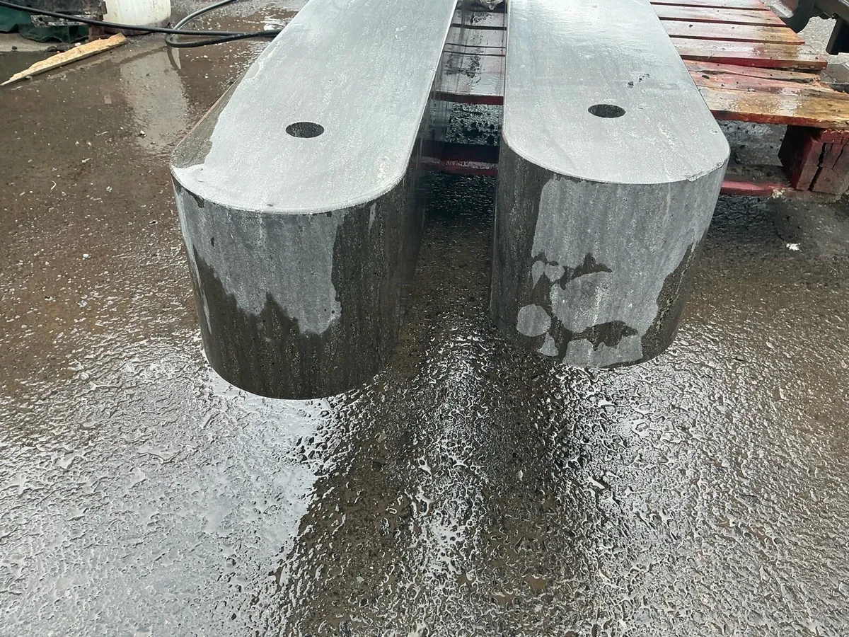 Pair of polished limestone gate posts - Image 3