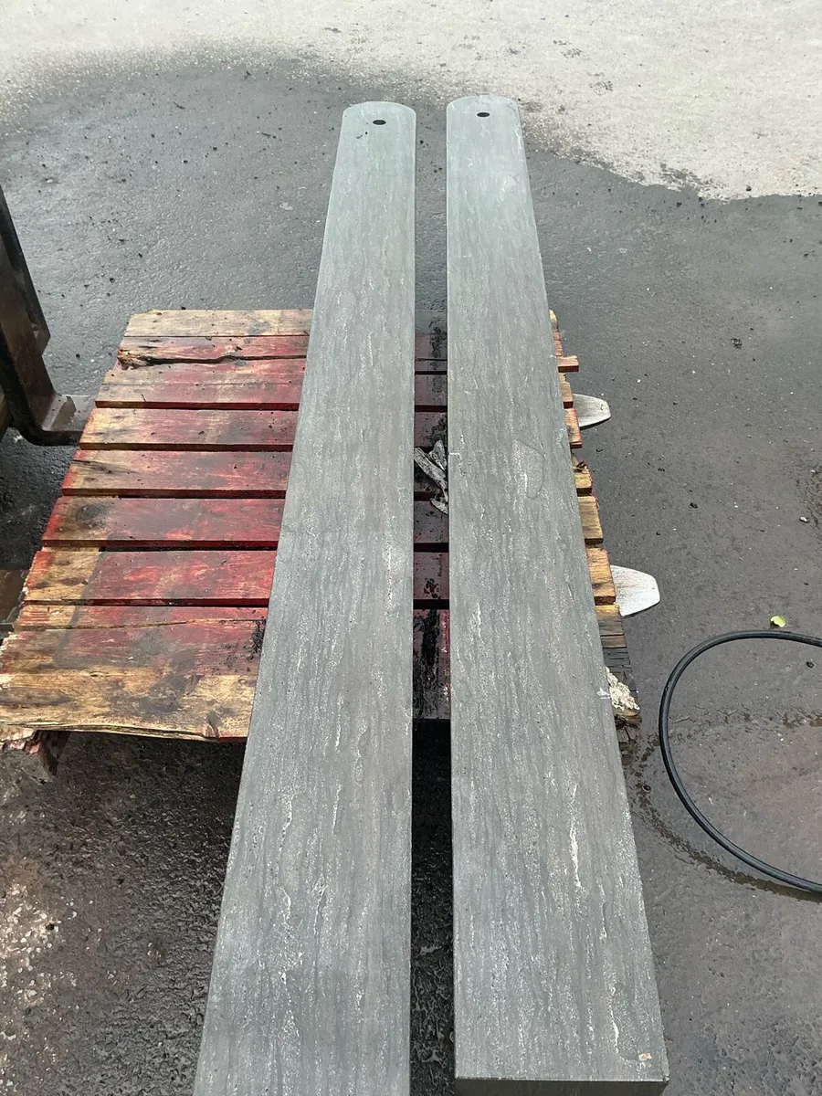 Pair of polished limestone gate posts - Image 2