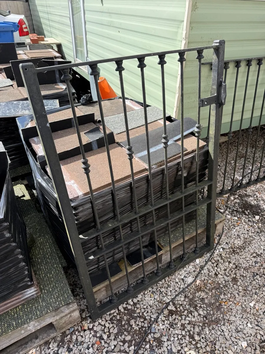 Reclaimed metal railing - Image 3