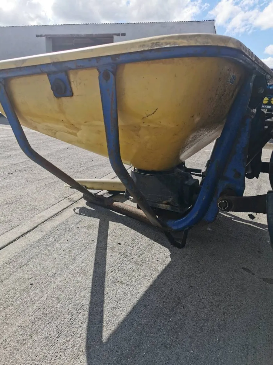 Fleming Fertiliser Spreader - Image 4