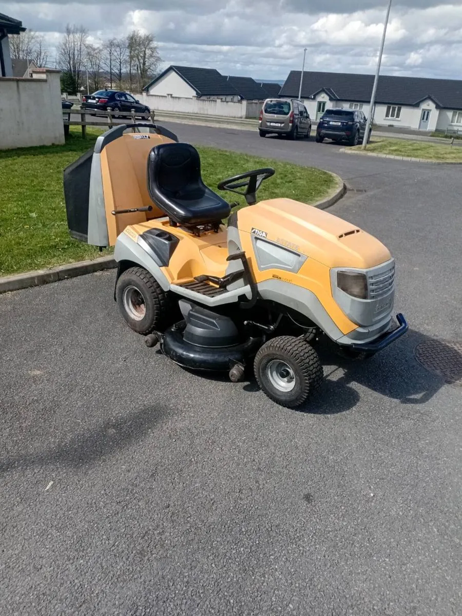 Ride on lawnmower 22hp - Image 1