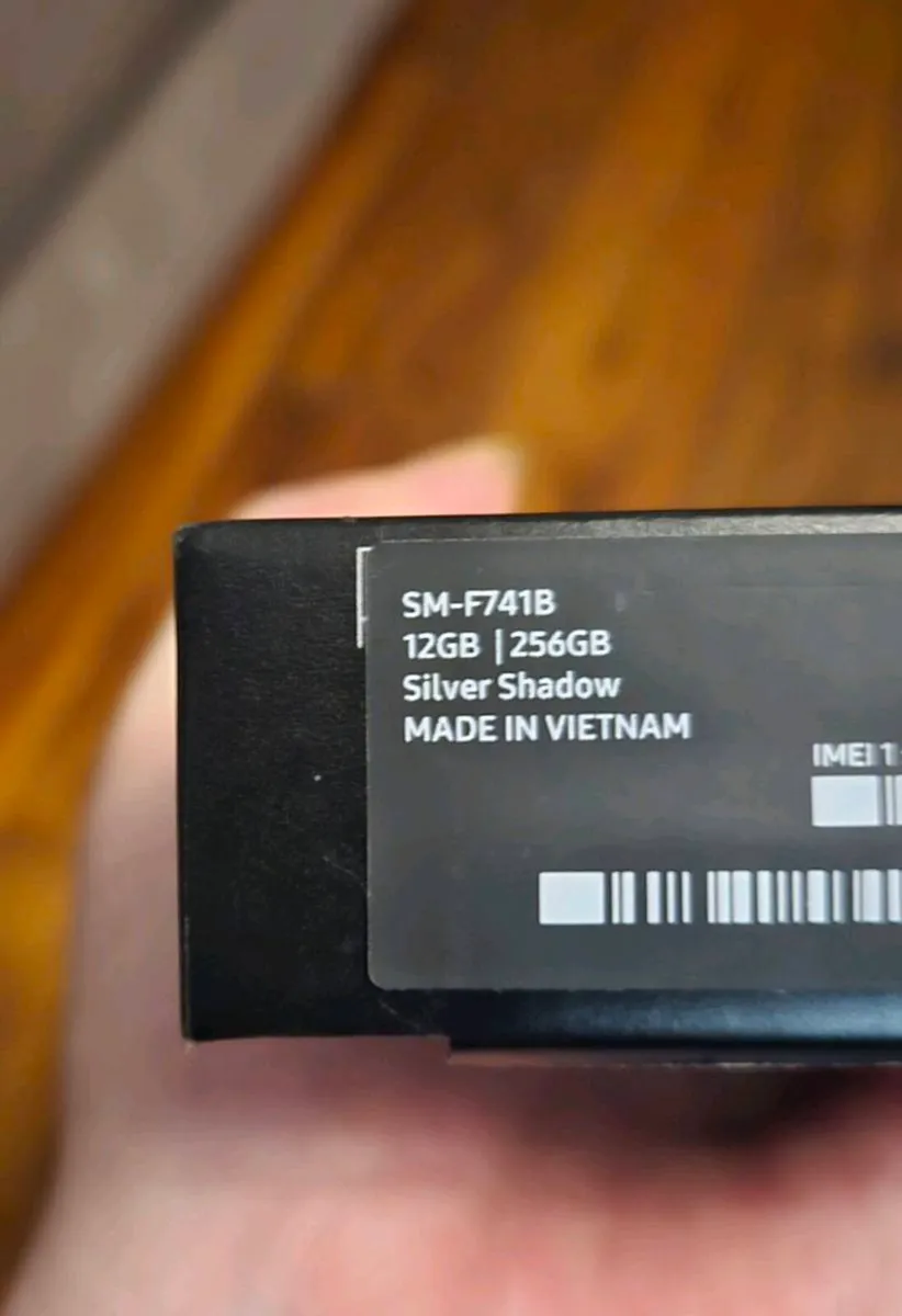 Samsung Galaxy ZFlip 6 Silver Shadow 256GB - Image 4