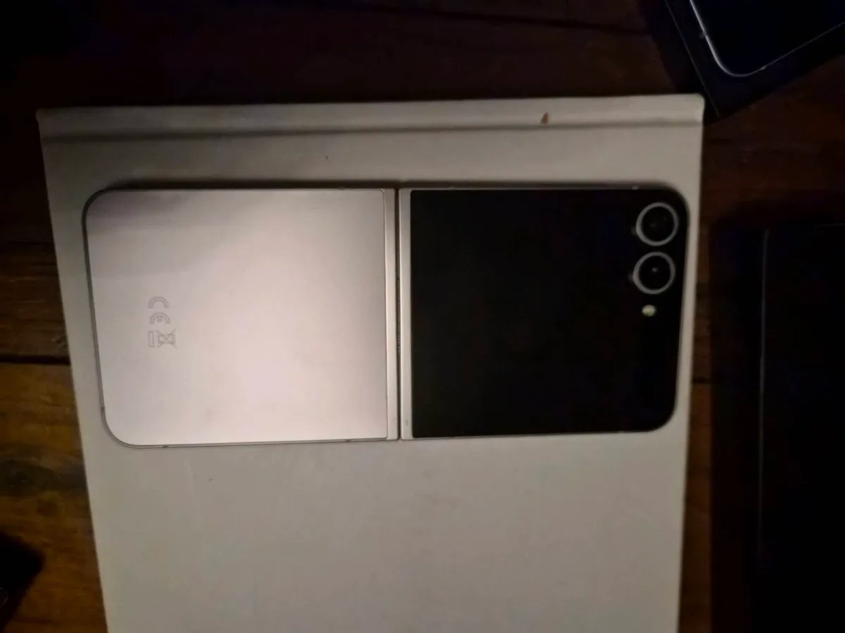 Samsung Galaxy ZFlip 6 Silver Shadow 256GB - Image 3