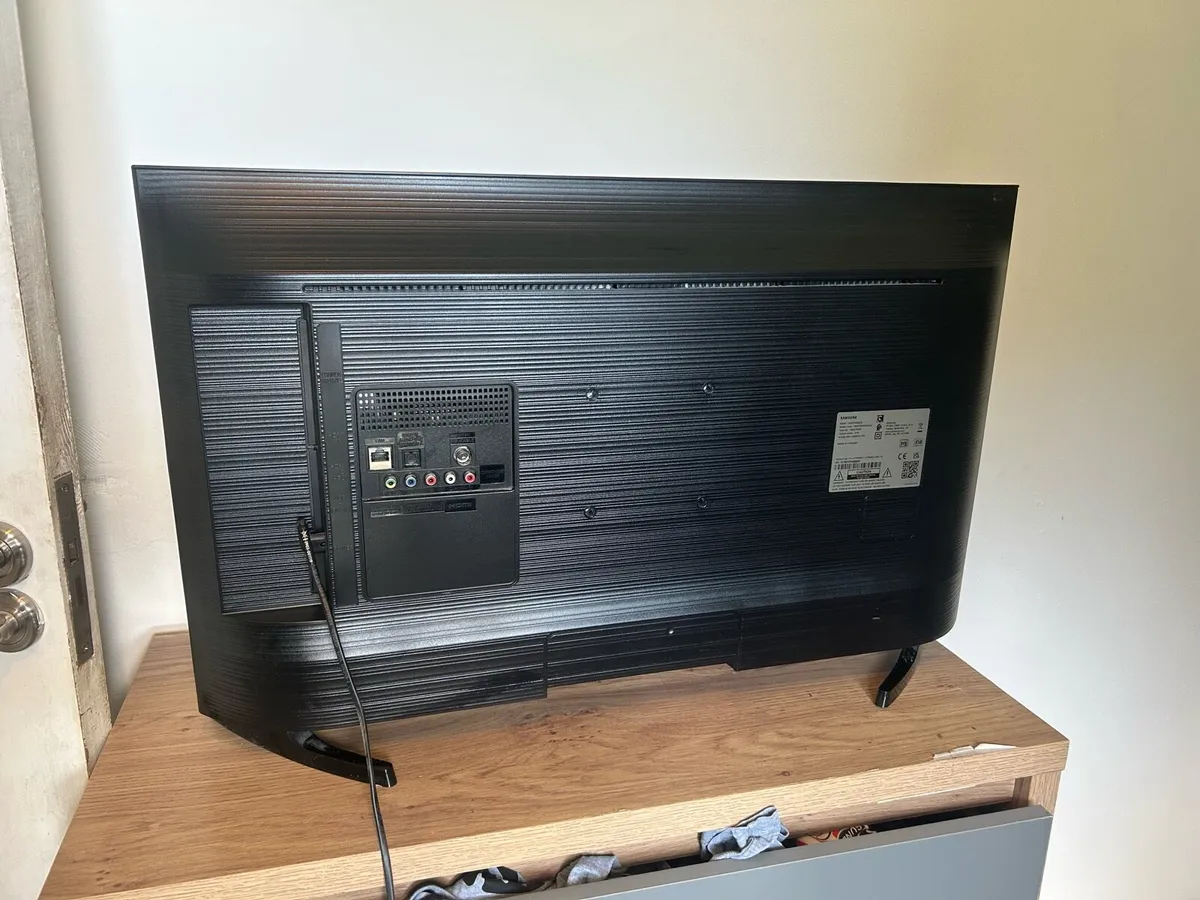 Samsung 32” HD Smart TV T5300 - Image 2