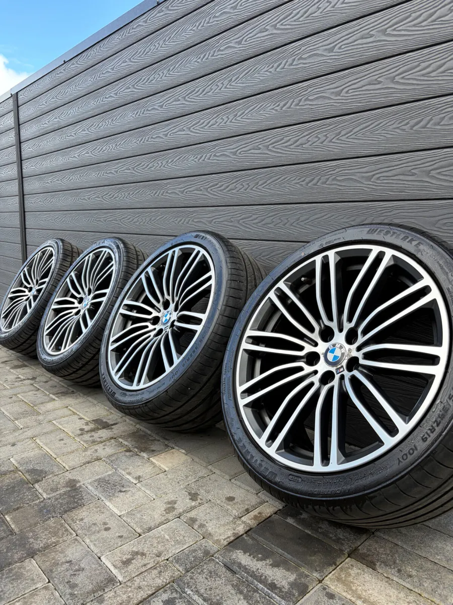 19” GENUINE BMW G30 ALLOY WHEELS & TYRES - Image 1