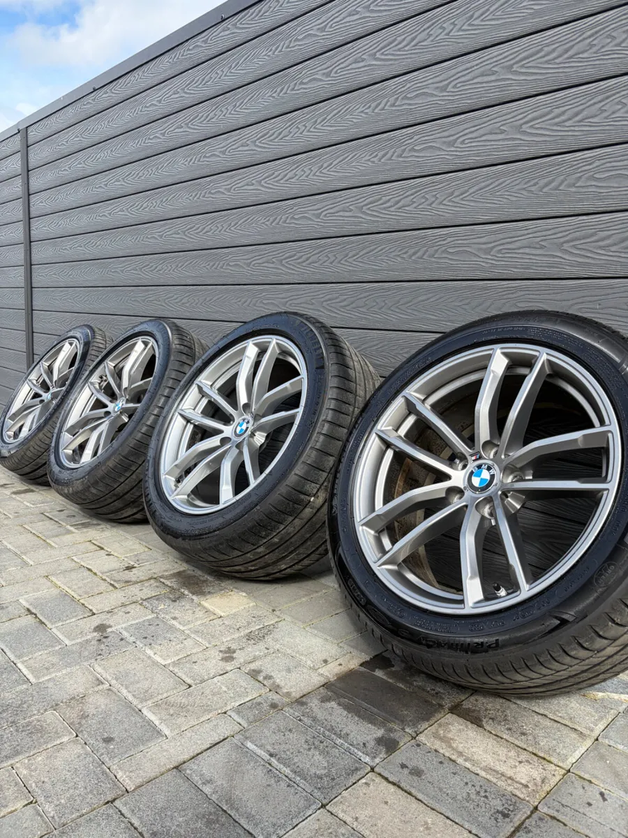 18” GENUINE BMW G30 ALLOY WHEELS & TYRES - Image 1