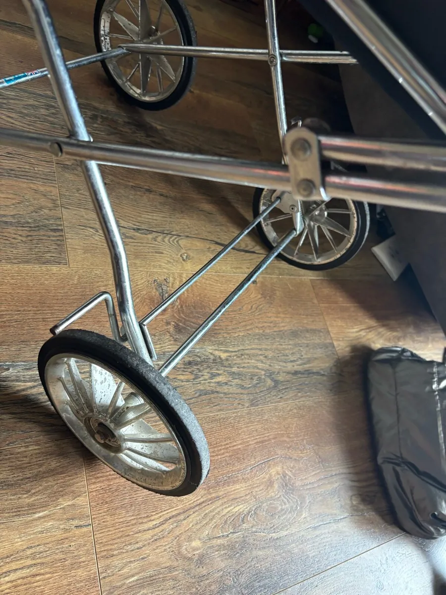 Dolls vintage Silvercross pram - Image 4