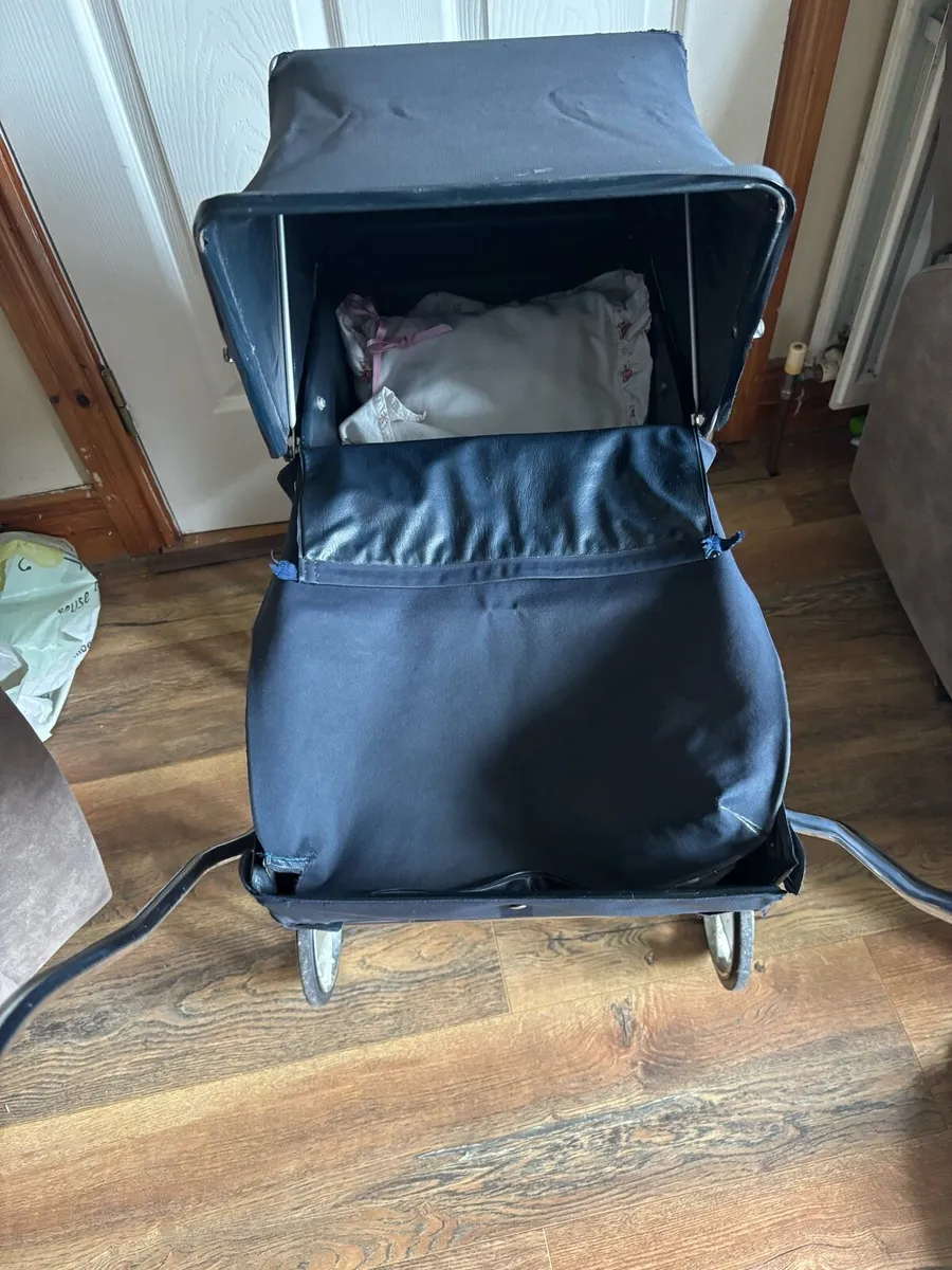 Dolls vintage Silvercross pram - Image 2
