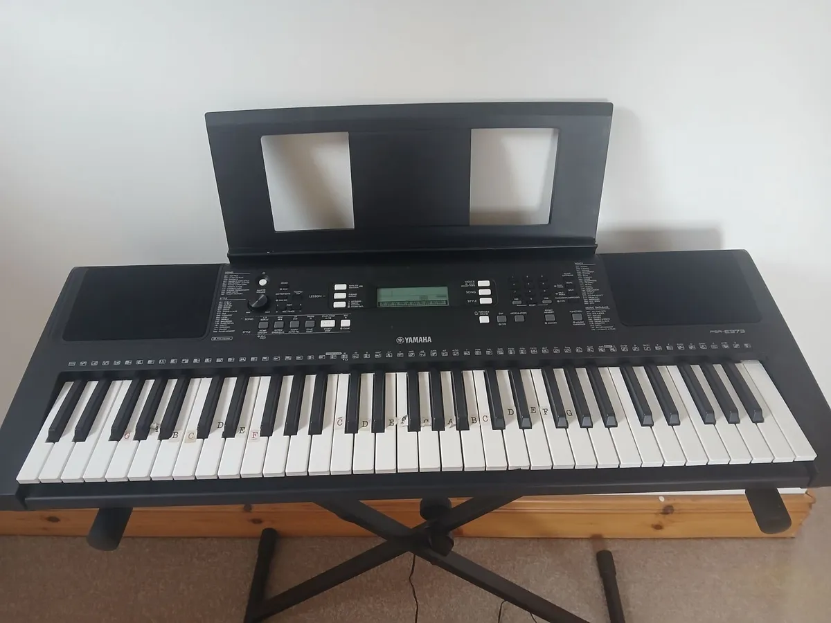YAMAHA Keyboard & stand PSR-E373 - Image 1