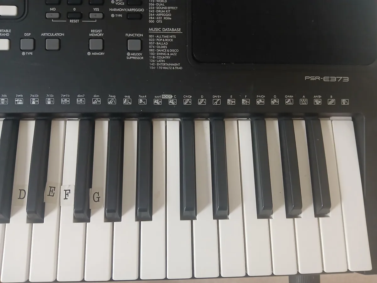 YAMAHA Keyboard & stand PSR-E373 - Image 2