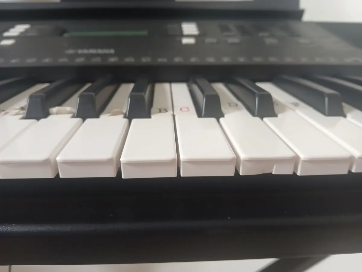 YAMAHA Keyboard & stand PSR-E373 - Image 4