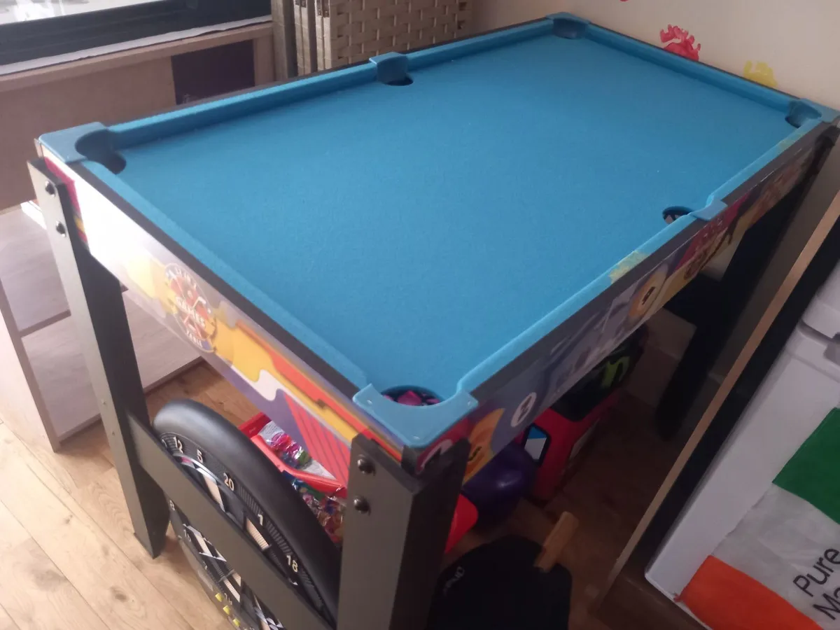 Kids pool table with extra games - Image 1