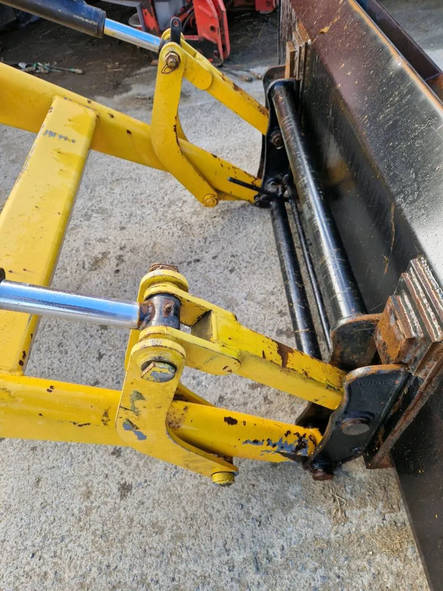 Front loader - Image 2