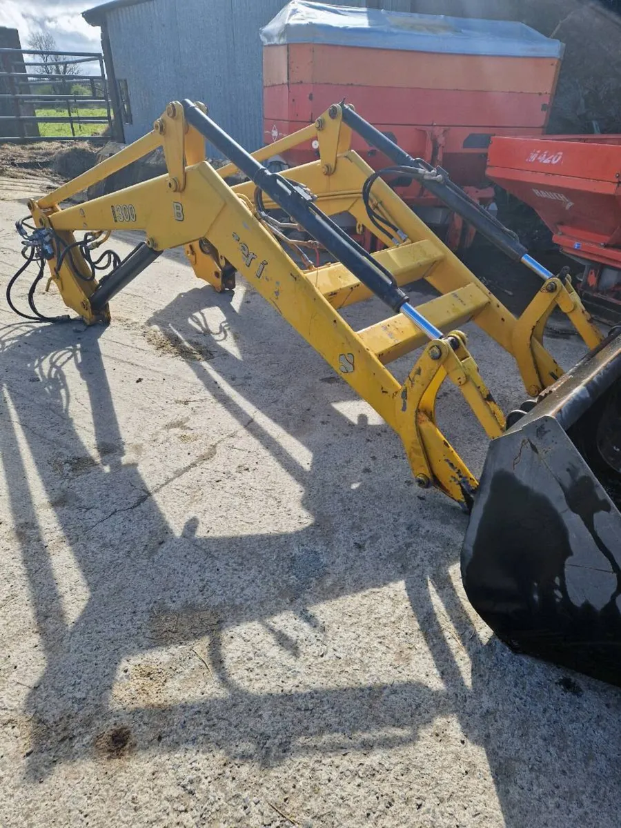 Front loader - Image 1