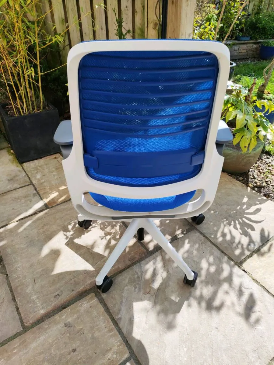 Ergonomic office chair - Image 4