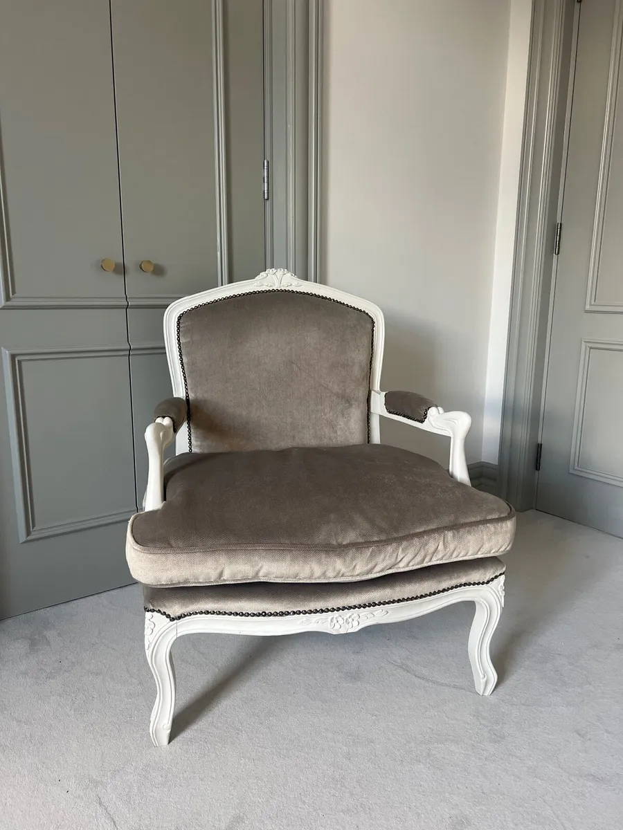 Chest of Drawers and matching chair - Image 2