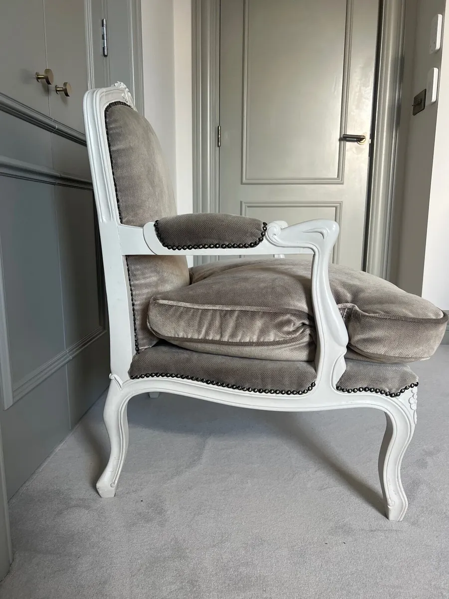 Chest of Drawers and matching chair - Image 3