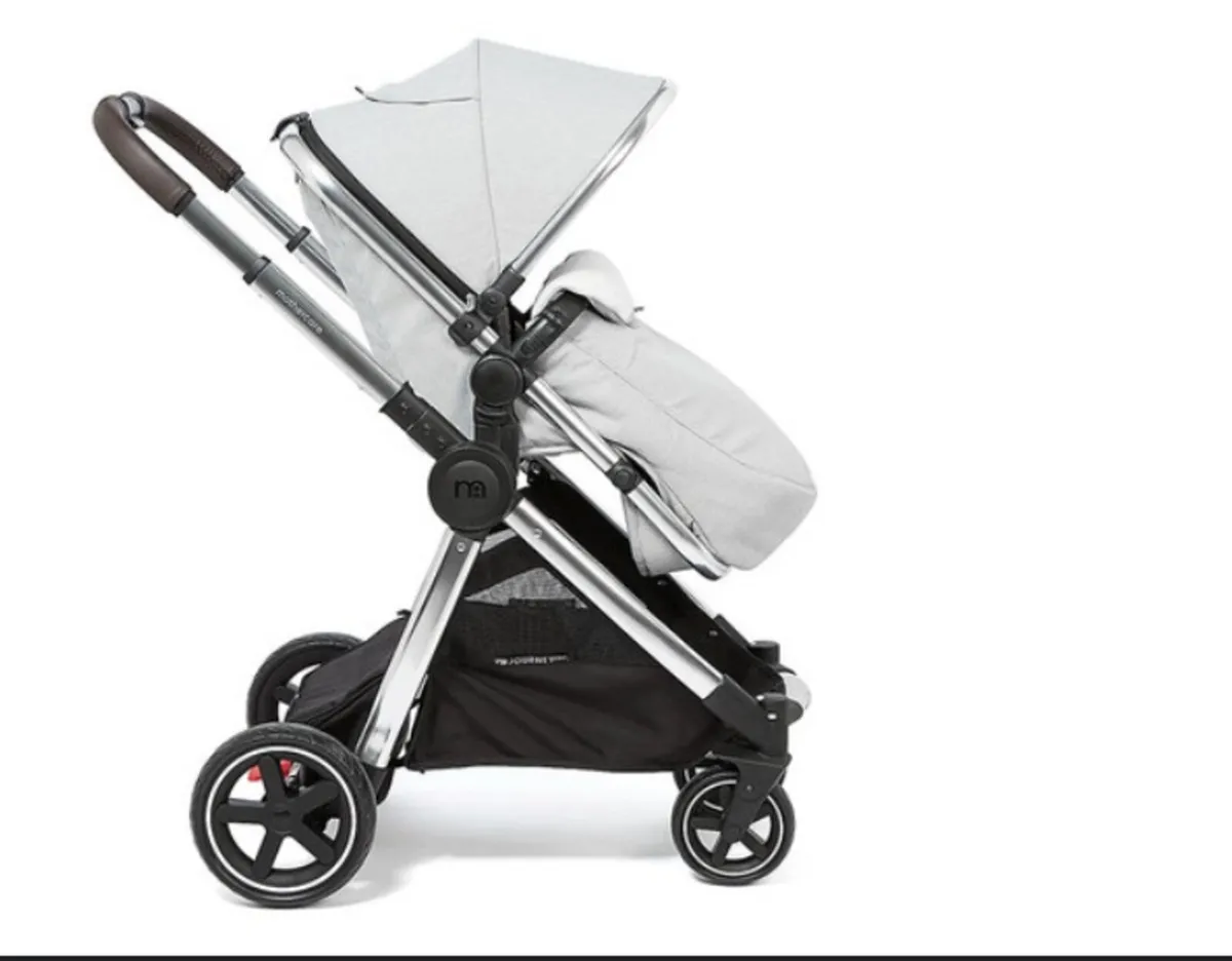 Pram with first car seat - Image 1