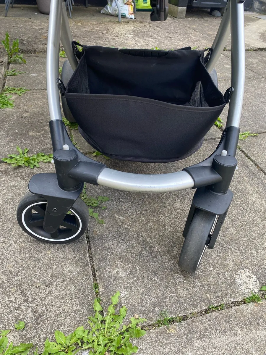 Pram with first car seat - Image 3