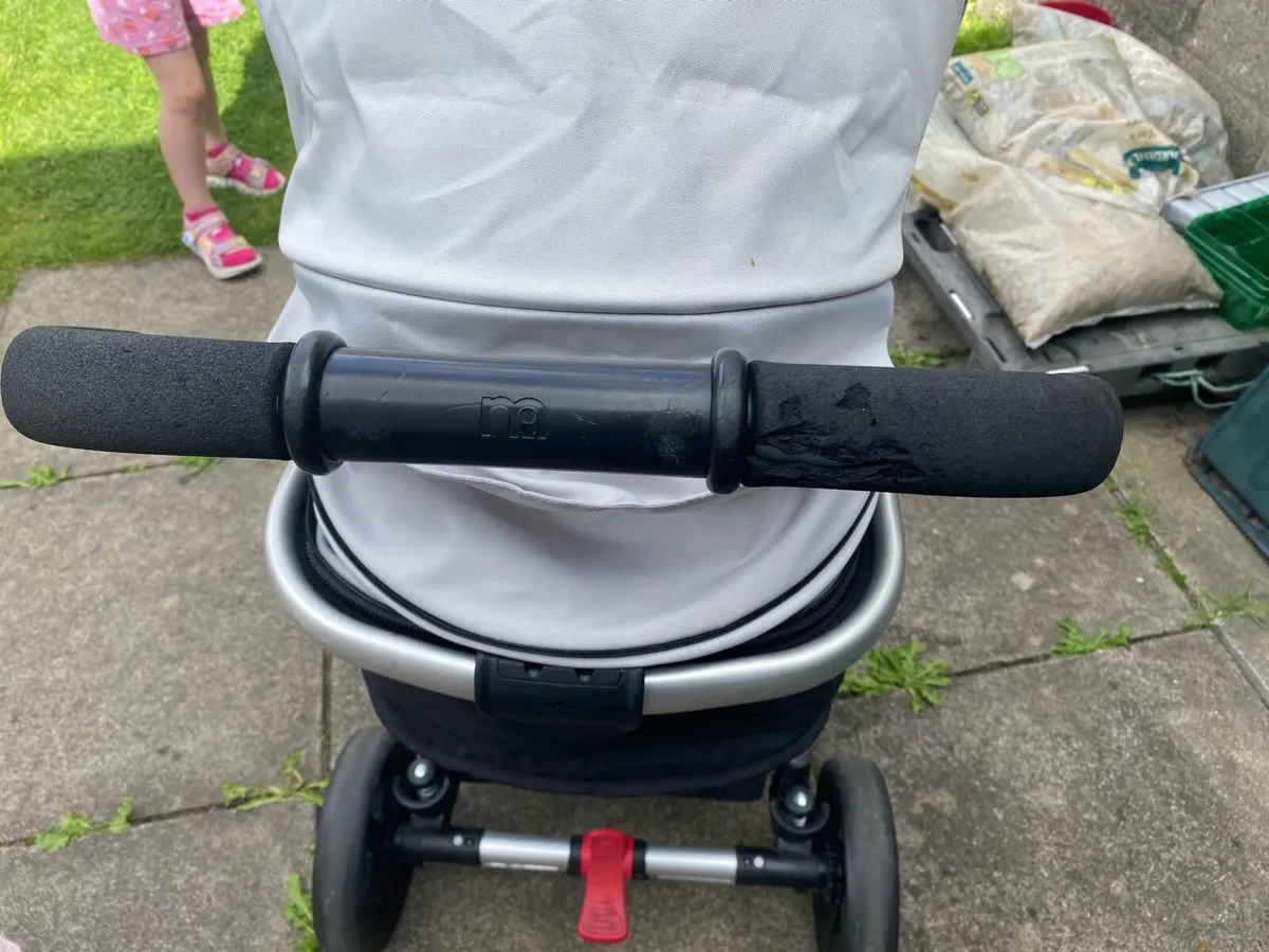 Pram with first car seat - Image 4