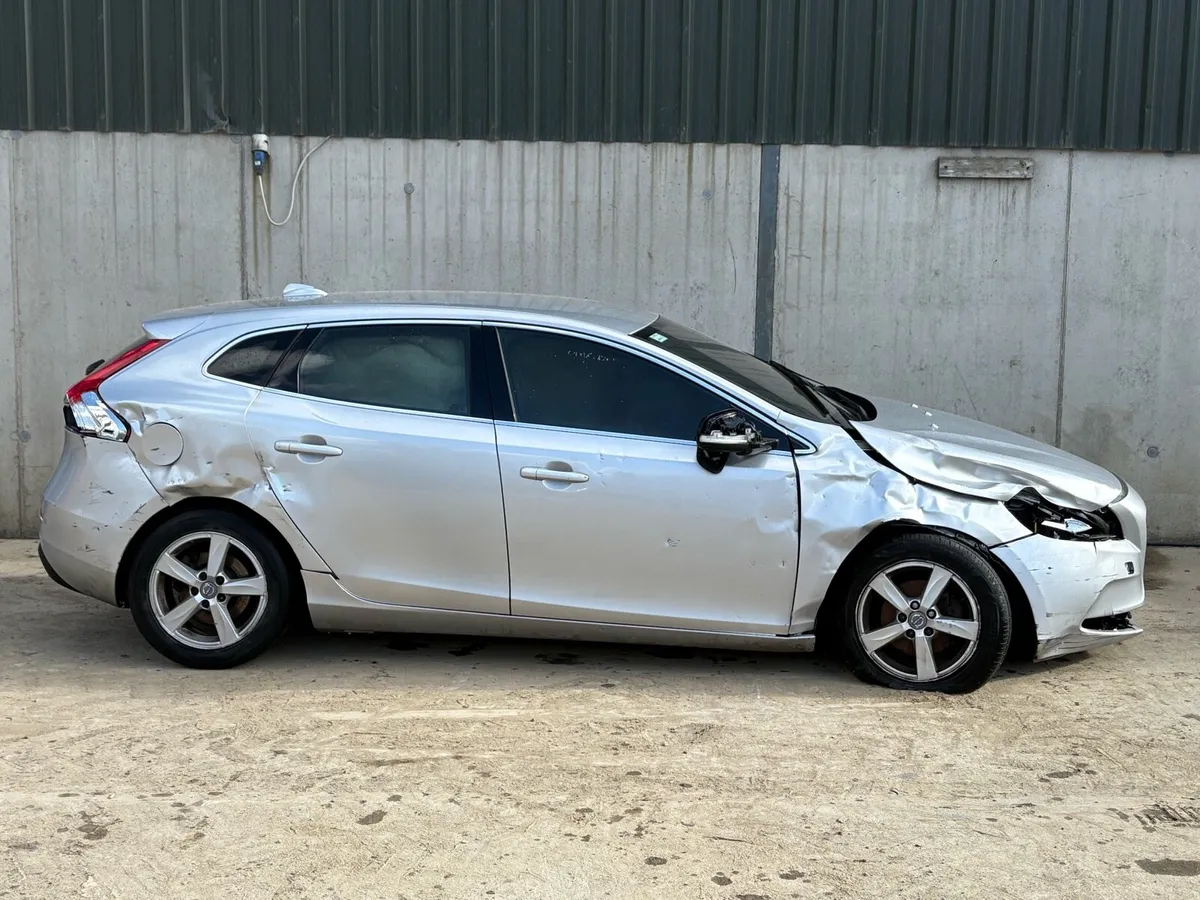 2014 Volvo V40 parts - Image 2