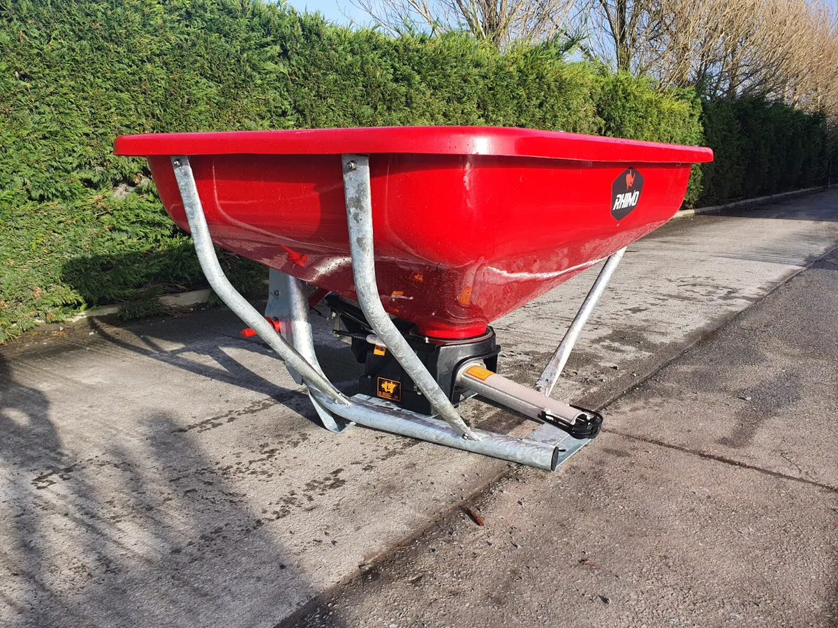 Rhino Fertilizer 800l wagtail spreader - Image 2
